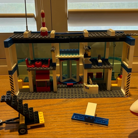 LEGO City Airport Terminal and Passenger Plane Set 3182 Retired - Picture 12 of 16